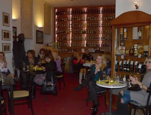 Sylva Lauerová v Dámském klubu Akademické kavárny v Brně