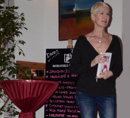 Sylva Lauerová v Dámském klubu Akademické kavárny v Brně