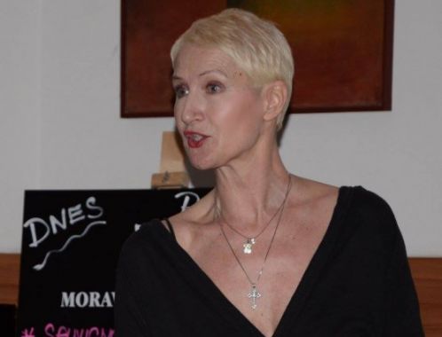 Sylva Lauerová v Dámském klubu Akademické kavárny v Brně