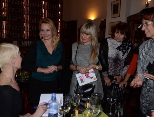 Sylva Lauerová v Dámském klubu Akademické kavárny v Brně