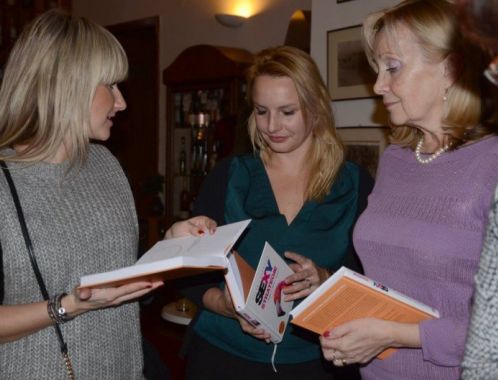 Sylva Lauerová v Dámském klubu Akademické kavárny v Brně