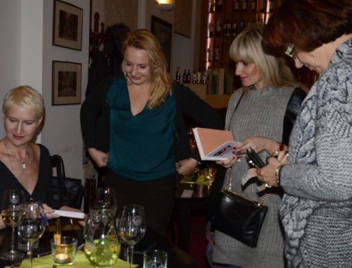 Sylva Lauerová v Dámském klubu Akademické kavárny v Brně