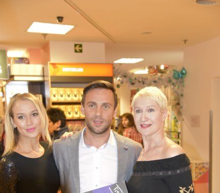 Křest komiksového románu TICHOŠLAP Sylvy Lauerové v Praze - autorka s kmotrem knihy, Romanem Vojtkem a jeho přítelkyní Petrou Vraspírovou