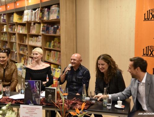 Křest komiksového románu TICHOŠLAP Sylvy Lauerové v Praze - autorka s kreslířem Jiřím Cardou a kmotry knihy, Romanem Vojtkem, Irenou Pavláskovou a Mahulenou Bočanovou