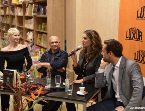 Křest komiksového románu TICHOŠLAP Sylvy Lauerové v Praze - autorka s kreslířem Jiřím Cardou a kmotry knihy, Romanem Vojtkem, Irenou Pavláskovou a Mahulenou Bočanovou