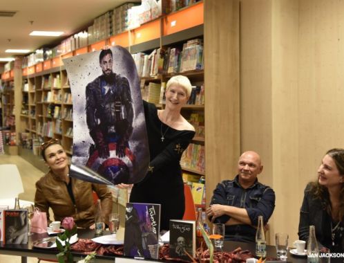 Křest komiksového románu TICHOŠLAP Sylvy Lauerové v Praze - autorka s kreslířem Jiřím Cardou a kmotry knihy, Romanem Vojtkem, Irenou Pavláskovou a Mahulenou Bočanovou