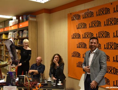 Křest komiksového románu TICHOŠLAP Sylvy Lauerové v Praze - autorka s kreslířem Jiřím Cardou a kmotry knihy, Romanem Vojtkem, Irenou Pavláskovou a Mahulenou Bočanovou