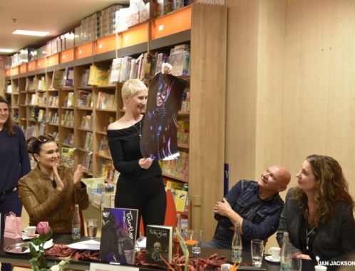 Křest komiksového románu TICHOŠLAP Sylvy Lauerové v Praze - autorka s kreslířem Jiřím Cardou a kmotry knihy, Romanem Vojtkem, Irenou Pavláskovou a Mahulenou Bočanovou