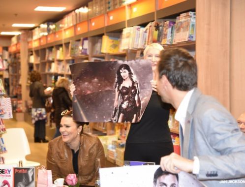 Křest komiksového románu TICHOŠLAP Sylvy Lauerové v Praze - autorka s kreslířem Jiřím Cardou a kmotry knihy, Romanem Vojtkem, Irenou Pavláskovou a Mahulenou Bočanovou