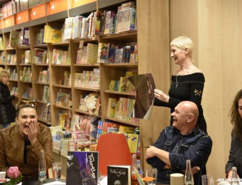 Křest komiksového románu TICHOŠLAP Sylvy Lauerové v Praze - autorka s kreslířem Jiřím Cardou a kmotry knihy, Romanem Vojtkem, Irenou Pavláskovou a Mahulenou Bočanovou