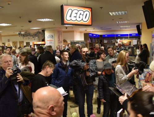 Křest komiksového románu TICHOŠLAP Sylvy Lauerové v Praze - autorka s kreslířem Jiřím Cardou a kmotry knihy, Romanem Vojtkem, Irenou Pavláskovou a Mahulenou Bočanovou