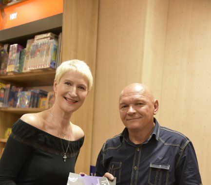 Křest komiksového románu TICHOŠLAP Sylvy Lauerové v Praze - autorka s kreslířem Jiřím Cardou