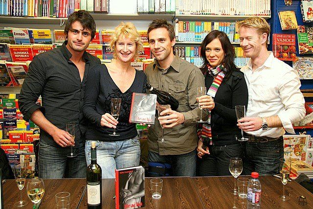Hračka - autogramiáda Brno - spisovatelka Sylva Lauerová, Mirek Šimůnek, Roman Vojtek, Eva Horzinková, Vlastimil Pokorný (foto: Klára Smílková)