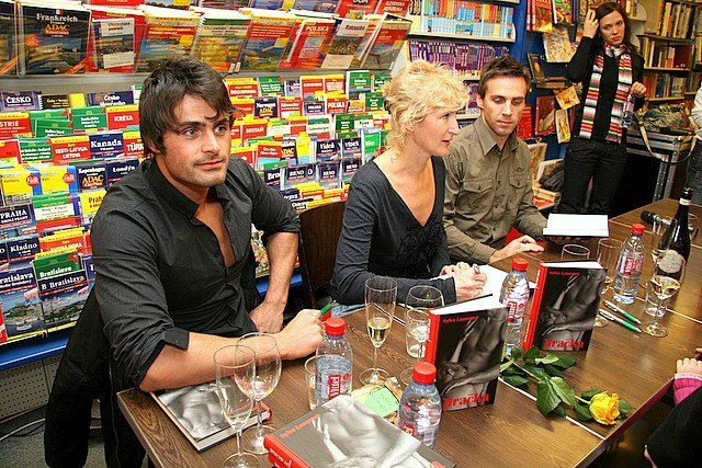 Hračka - autogramiáda Brno - spisovatelka Sylva Lauerová s Romanem Vojtkem a Mirkem Šimůnkem (foto: Klára Smílková)