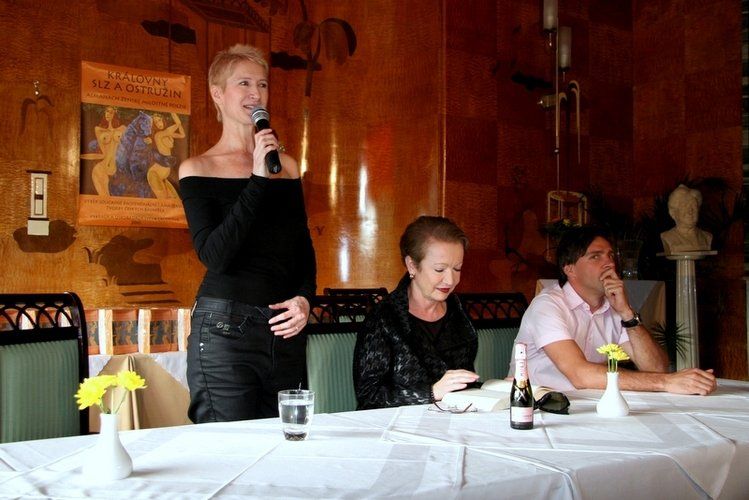 Křest Královen slz a ostružin - Sylva Lauerová s Hanou Maciuchovou a Romanem Vojtkem (foto: Klára Smílková)