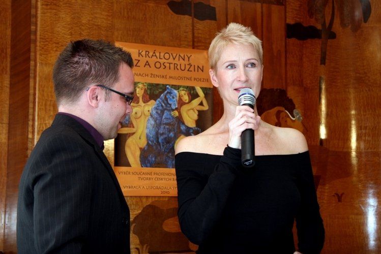 Křest Královen slz a ostružin - Sylva Lauerová s moderátorem Lubošem Procházkou (foto: Klára Smílková)