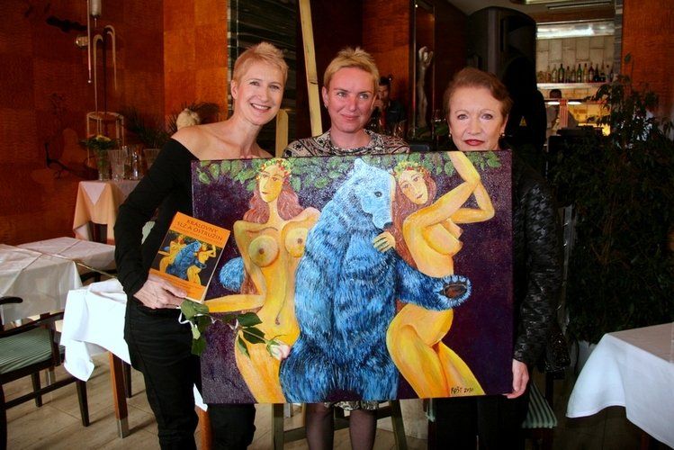 Křest Královen slz a ostružin - Sylva Lauerová s kmotrou knihy Hanou Maciuchovou a výtvarnicí Romanou Štrynclovou, autorkou obrazu (foto: Klára Smílková)