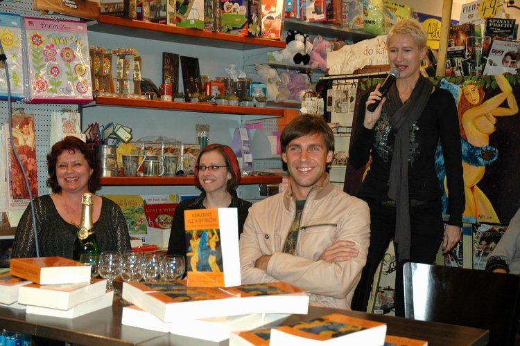 Královny slz a ostružin - brněnský křest a autogramiáda: Sylva Lauerová se ujala slova a celou akci okomentovala