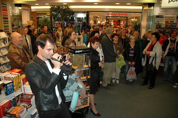 Královny slz a ostružin - brněnský křest a autogramiáda: příznivců poezie dorazilo opravdu mnoho