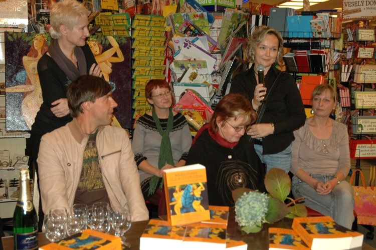 Královny slz a ostružin - brněnský křest a autogramiáda: ke slovu se dostaly i přítomné básnířky - Simona Vinklerová, Marcela Blahůšková, Věra Jelínková a Julie Blažková