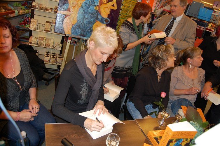 Královny slz a ostružin - brněnský křest a autogramiáda: o podpisy všech přítomných byl velký zájem
