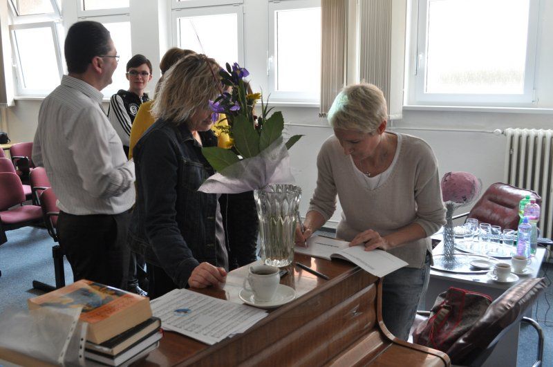 Sylva Lauerová during her experimental poetry lecture at GJBI