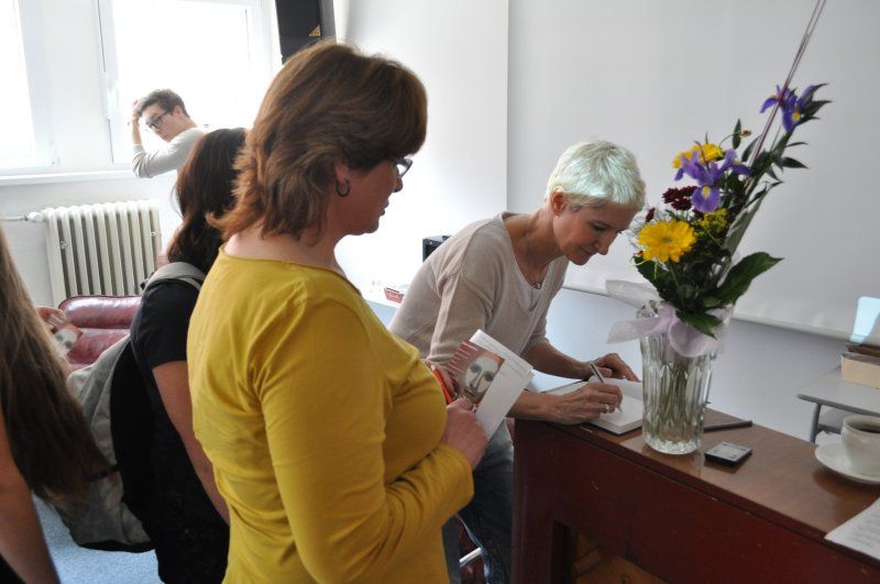 Sylva Lauerová during her experimental poetry lecture at GJBI