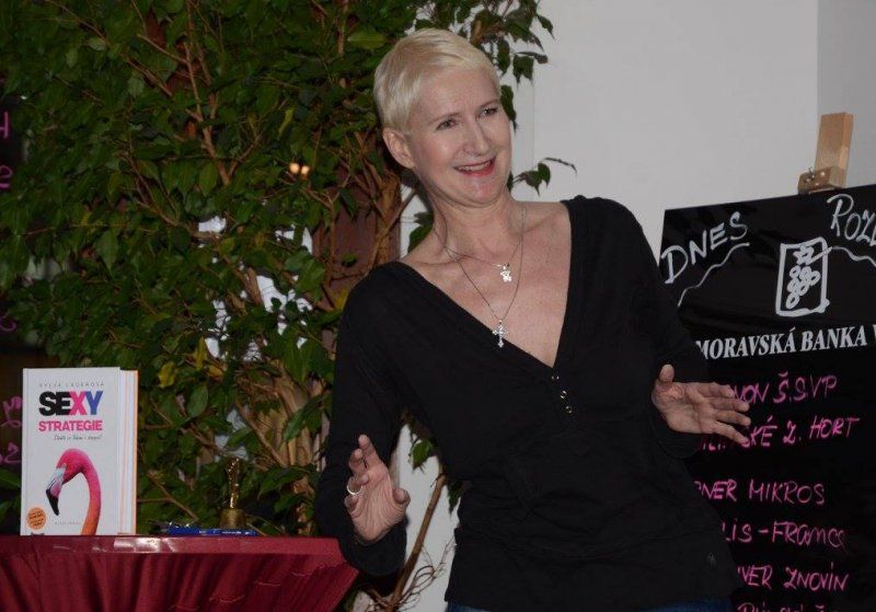 Sylva Lauerová v Dámském klubu Akademické kavárny v Brně