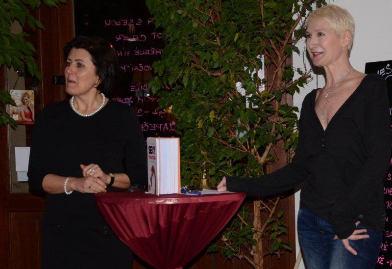 Sylva Lauerová v Dámském klubu Akademické kavárny v Brně