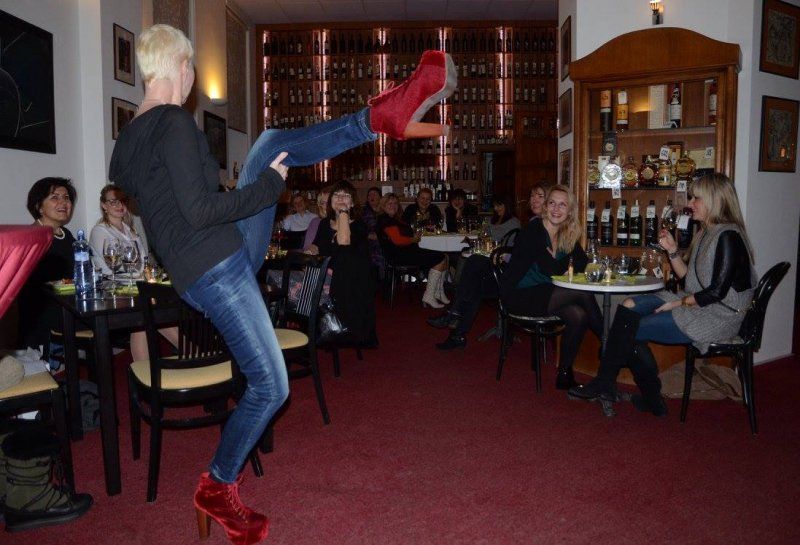 Sylva Lauerová v Dámském klubu Akademické kavárny v Brně