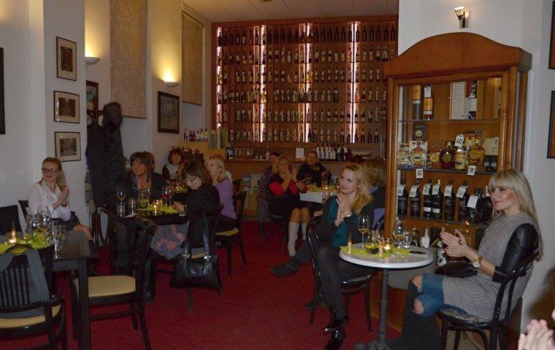 Sylva Lauerová v Dámském klubu Akademické kavárny v Brně