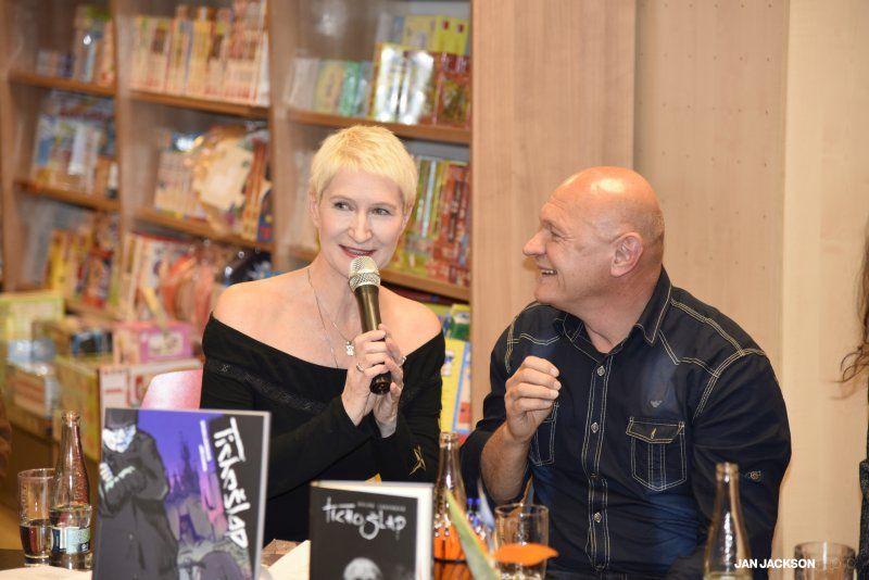 Křest komiksového románu TICHOŠLAP Sylvy Lauerové v Praze - autorka s kreslířem Jiřím Cardou