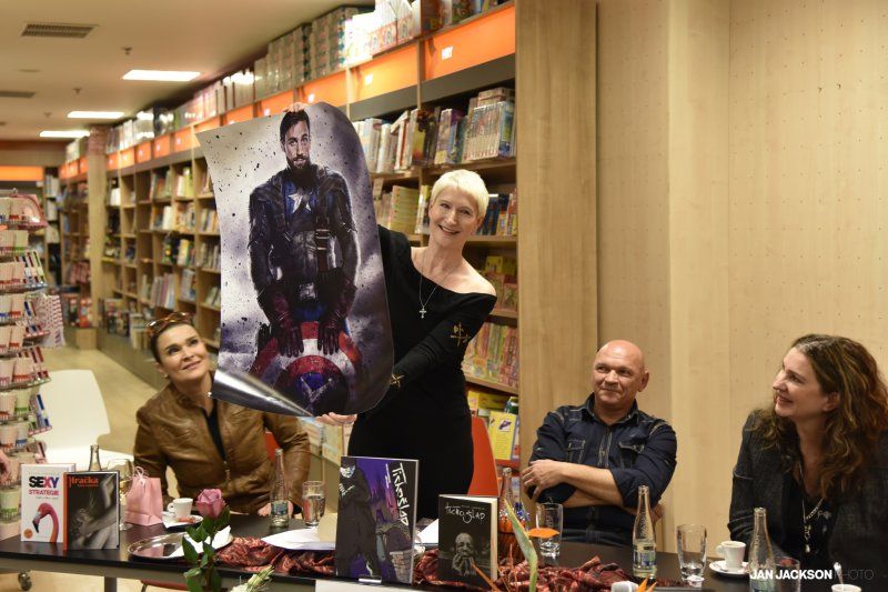 Křest komiksového románu TICHOŠLAP Sylvy Lauerové v Praze - autorka s kreslířem Jiřím Cardou a kmotry knihy, Romanem Vojtkem, Irenou Pavláskovou a Mahulenou Bočanovou