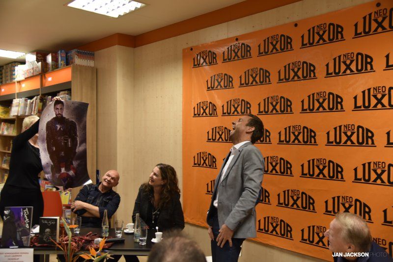 Křest komiksového románu TICHOŠLAP Sylvy Lauerové v Praze - autorka s kreslířem Jiřím Cardou a kmotry knihy, Romanem Vojtkem, Irenou Pavláskovou a Mahulenou Bočanovou