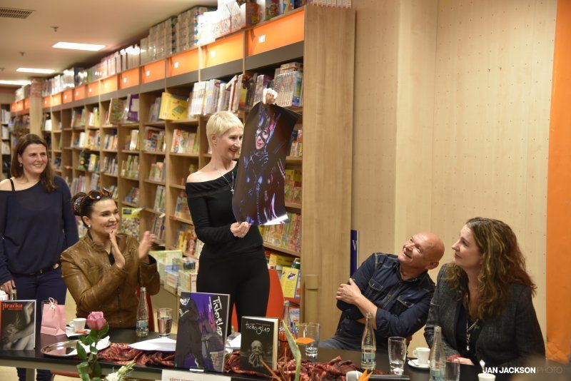 Křest komiksového románu TICHOŠLAP Sylvy Lauerové v Praze - autorka s kreslířem Jiřím Cardou a kmotry knihy, Romanem Vojtkem, Irenou Pavláskovou a Mahulenou Bočanovou