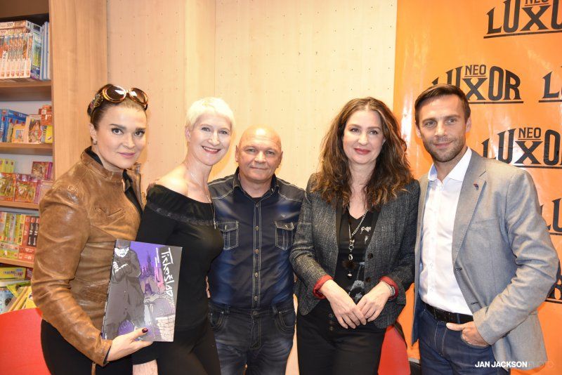 Křest komiksového románu TICHOŠLAP Sylvy Lauerové v Praze - autorka s kreslířem Jiřím Cardou a kmotry knihy, Romanem Vojtkem, Irenou Pavláskovou a Mahulenou Bočanovou