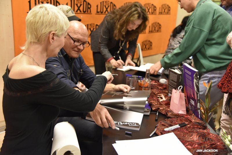 Křest komiksového románu TICHOŠLAP Sylvy Lauerové v Praze - autorka s kreslířem Jiřím Cardou