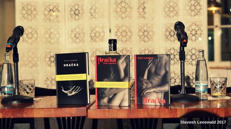Pražský křest kontroverzního románu Hračka