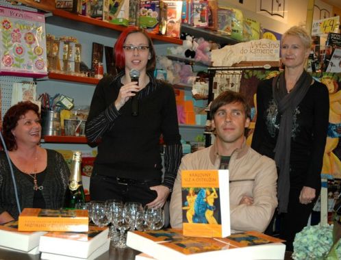 Královny slz a ostružin - brněnský křest a autogramiáda: Sylva Lauerová s Romanem Vojtkem a básnířkami Evou Pinkrovou a Jarmilou Maršálovou