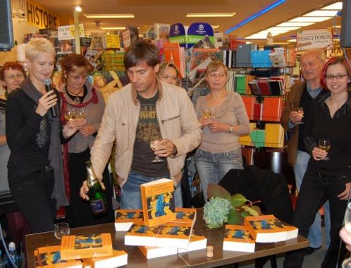 Královny slz a ostružin - brněnský křest a autogramiáda: Sylva Lauerová, Roman Vojtek a přední české básnířky