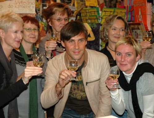 Královny slz a ostružin - brněnský křest a autogramiáda: v popředí spisovatelka Sylva Lauerová, herec Roman Vojtek a výtvarnice Romana Štrynclová