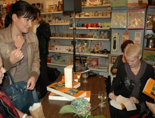 Královny slz a ostružin - brněnský křest a autogramiáda: všichni příznivci poezie si na autogramy museli trpělivě vystát dlouhou frontu