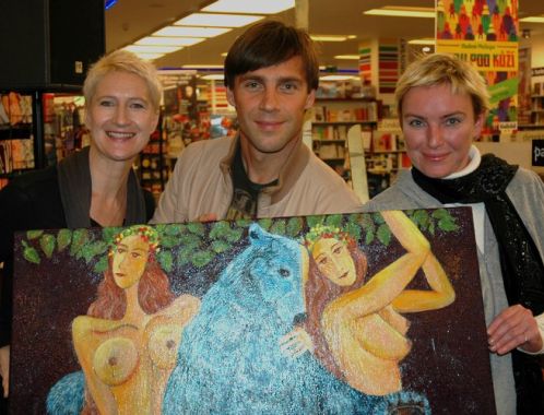 Královny slz a ostružin - brněnský křest a autogramiáda: spisovatelka Sylva Lauerová, herec Roman Vojtek a výtvarnice Romana Štrynclová s originálem obrazu, který byl použit pro přebal knihy