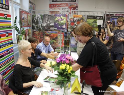 Roman Vojtek pokřtil v Brně mysteriózní román Sylvy Lauerové JUMARORO