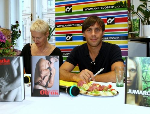 Roman Vojtek pokřtil v Brně mysteriózní román Sylvy Lauerové JUMARORO