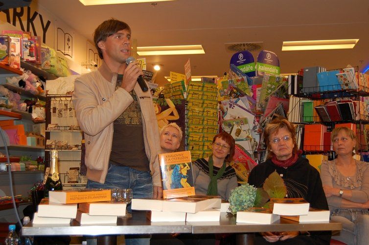 Královny slz a ostružin - brněnský křest a autogramiáda: kmotr Roman Vojtek popřál knize mnoho nadšených čtenářů