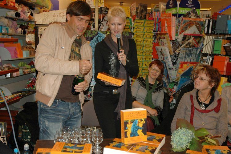 Královny slz a ostružin - brněnský křest a autogramiáda: po úvodních komentářích se Roman Vojtek chopil své kmotrovské povinnosti a otevřel láhev sektu, kterým byla kniha pokřtěna