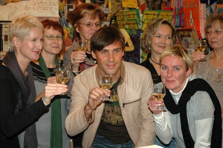 Královny slz a ostružin - brněnský křest a autogramiáda: v popředí spisovatelka Sylva Lauerová, herec Roman Vojtek a výtvarnice Romana Štrynclová