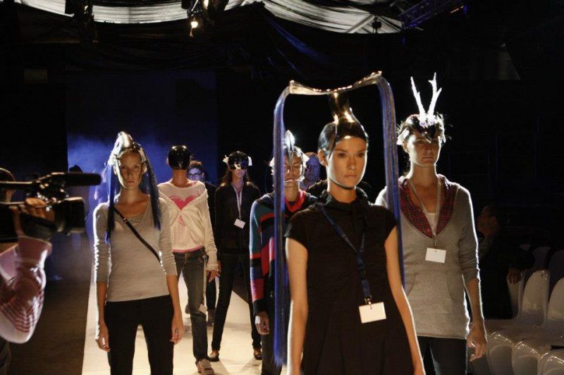 Civilní zkouška na módní show Ivany Kaňovské - scénické pokrývky hlavy
