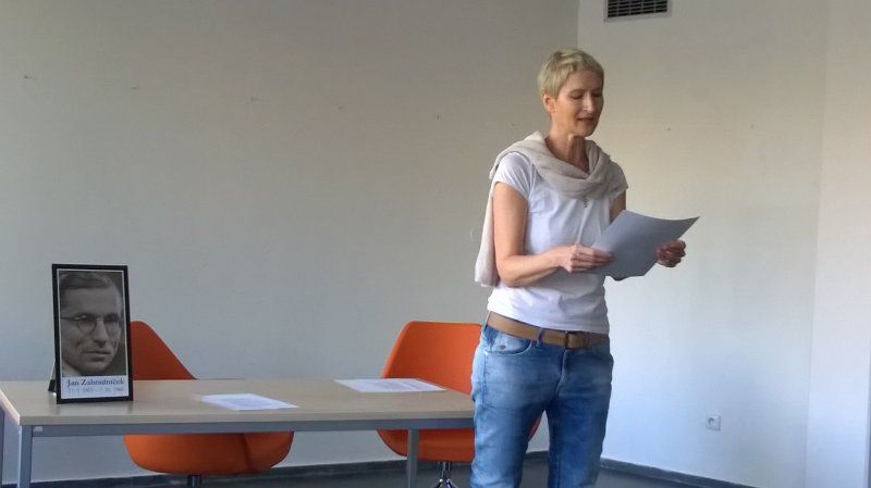 Sylva Lauerová při recitaci básní Jana Zahradníčka v MZK